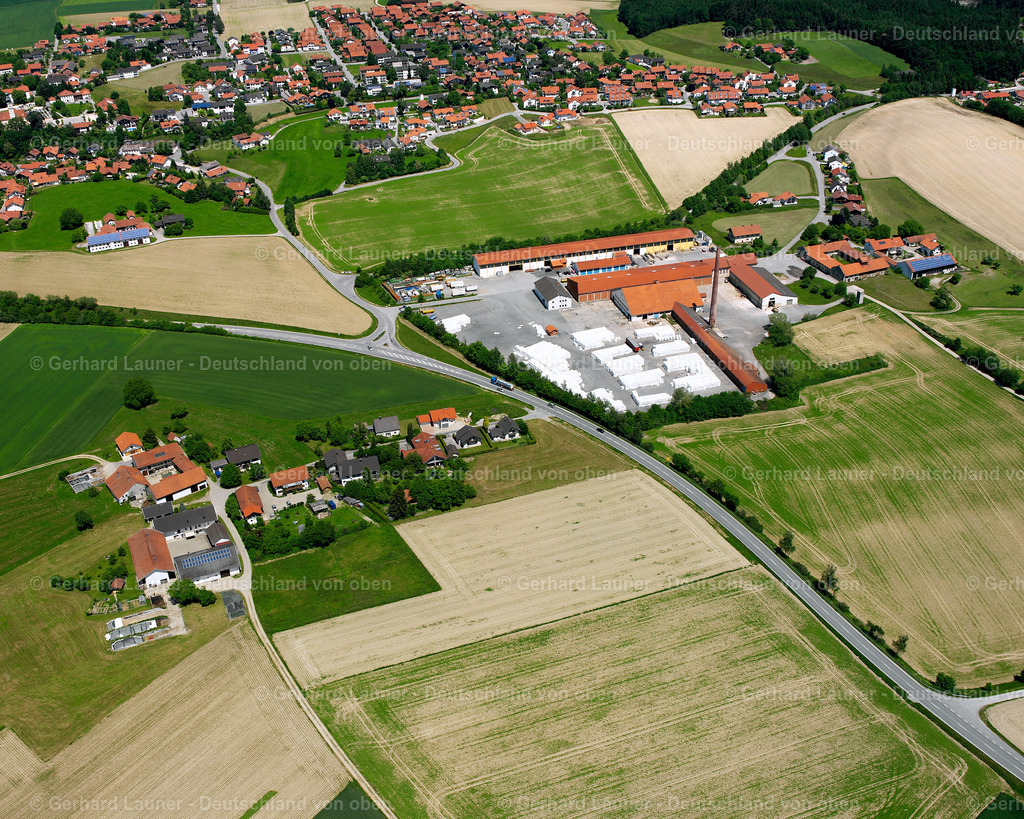 2600522 | FERNDöRFL 09.06.2006 Landwirtschaftliche Nutzflächen und Feldgrenzen  umsäumen das Siedlungsgebiet des Dorfes in Ferndörfl im Bundesland Bayern, Deutschland // Agricultural land and field boundaries surround the settlement area of the village  in Ferndörfl in the state Bavaria, Germany Foto: Gerhard Launer