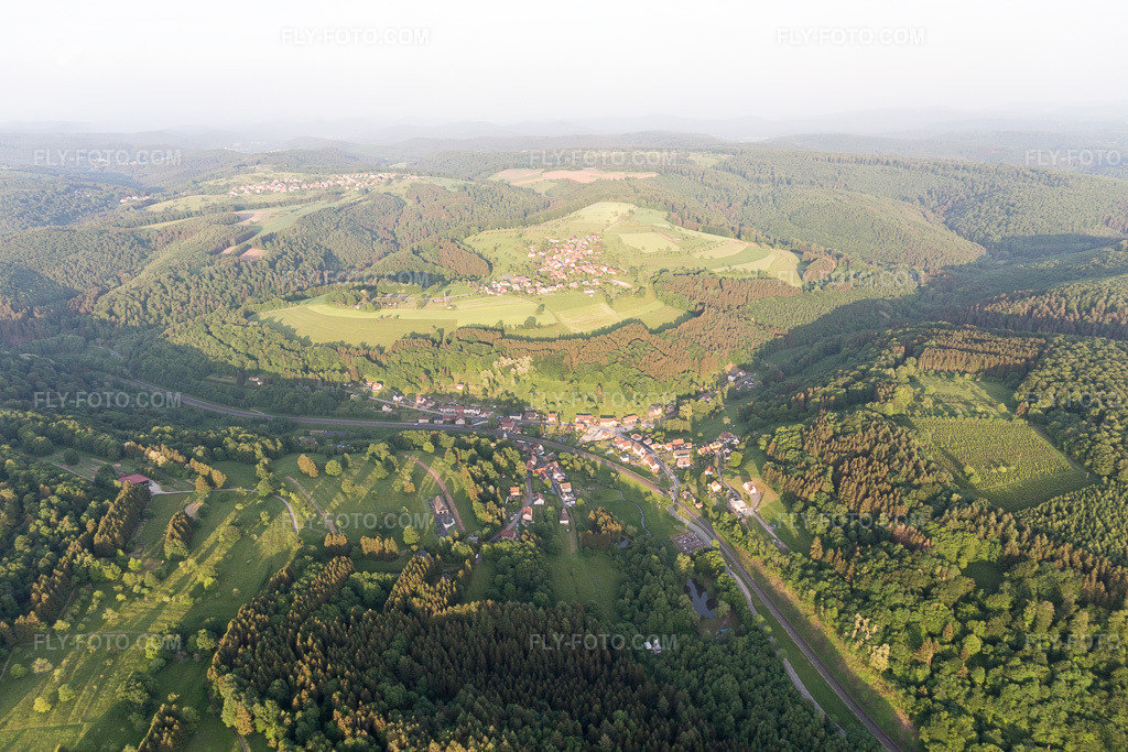 Aerial view: View of the town in Hinsbourg in the state Bas-Rhin, France. – Photo: IMG_107287.jpg taken on 05/18/2018 by Werner Riehm/FLY-FOTO.com – Resolution of the original: 5472 x 3648 px