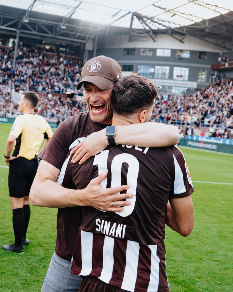 FCS05470 | Der offizielle Shop für FC St. Pauli Fotos. Wähle aus Spielszenen & Fanmomenten dein FCSP Wunschformat. Wir liefern Millerntor-Atmosphäre.