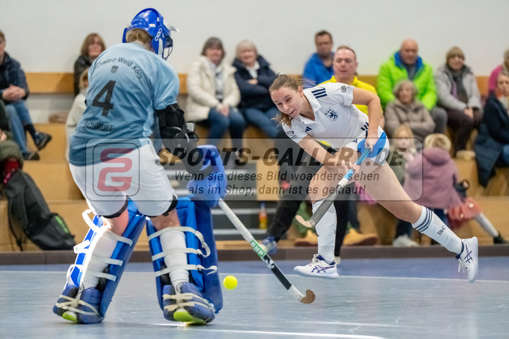 HK_20241201_109524 | 1. Bundesliga Halle Damen Düsseldorfer HC - Schwarz Weiss Köln am 1.12.2024 DHC, Düsseldorf , Anna Schruff ( Schwarz Weiss Köln #4 ) , Elisa Gräve ( Düsseldorfer HC #26 )