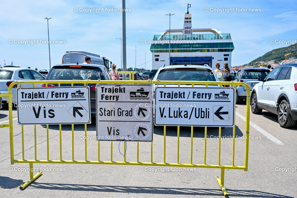 Kroatien_ Split_ 13.07.2025-19 | 13.07.2025, Kroatien, HRV, Split, Hafen, im Bild Trajekti, Jadrolinija, Faehre, Faehrhafen, Ferry Port, Schiff, Meer, Hafen, Tourismus, Wegweiser, Schild