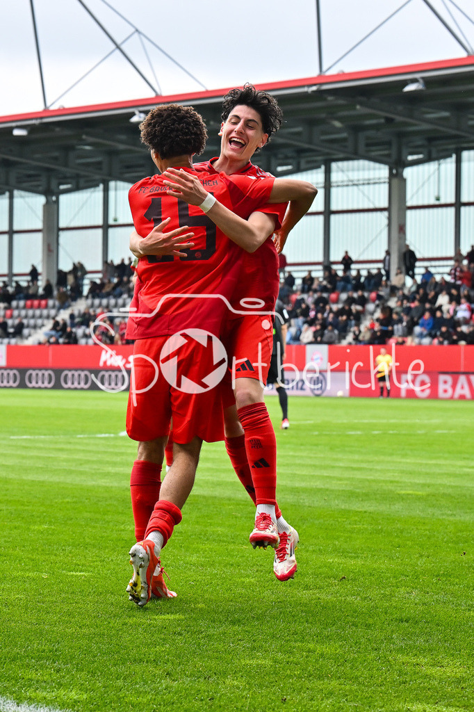 FC Bayern München U19 - VfL Wolfsburg U19 | Jubel der Bayern nach dem Treffer zum 1-0 durch Sadiki CHEMWOR (FC Bayern U19 #15) / Tor / Torschuetze / Freude / Happy / U19 DFB Nachwuchsliga Endrunde: FC Bayern Muenchen - VfL Wolfsburg, FC Bayern Campus am 26.04.2025
