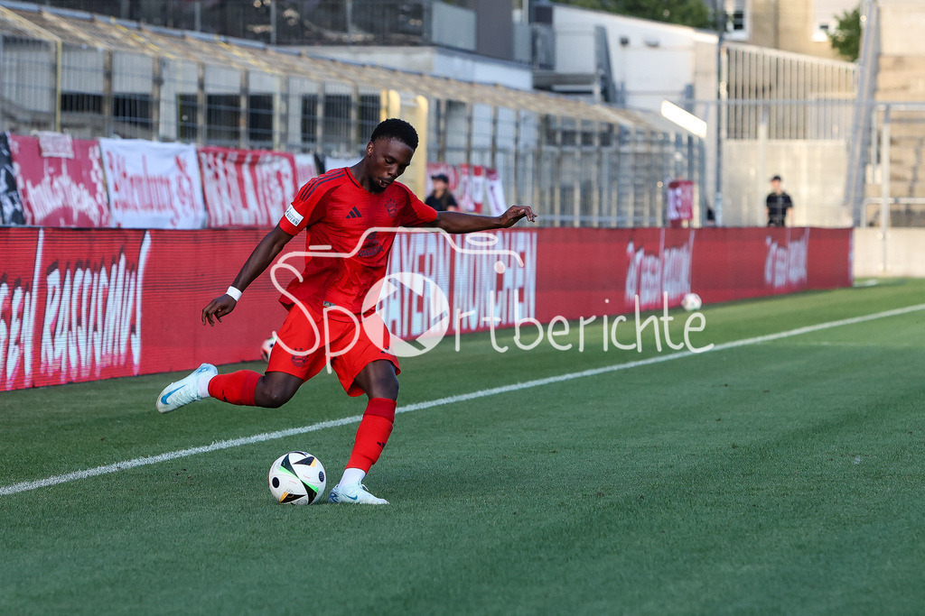 FC Bayern Amateure - SpVgg Ansbach | Am Ball  Michael SCOTT (FCB #8) / Freisteller / Einzelfoto