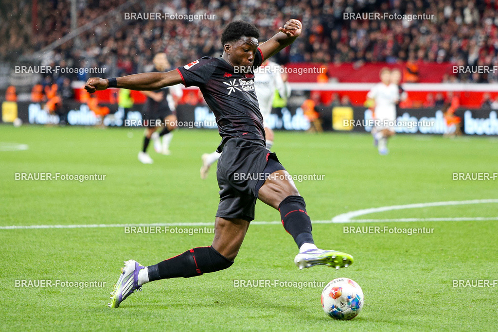 Bayer 04 Leverkusen vs Eintracht Frankfurt - Bundesliga  | Leverkusen, Deutschland, 12.09.25:   Axel Tape (Bayer 04 Leverkusen) in Aktion am Ball, Einzelaktion waehrend des Spiels der Bundesliga zwischen  Bayer 04 Leverkusen vs Eintracht Frankfurt in der BayArena(Foto von Brauer-Fotoagentur / Adrian Schlueter)