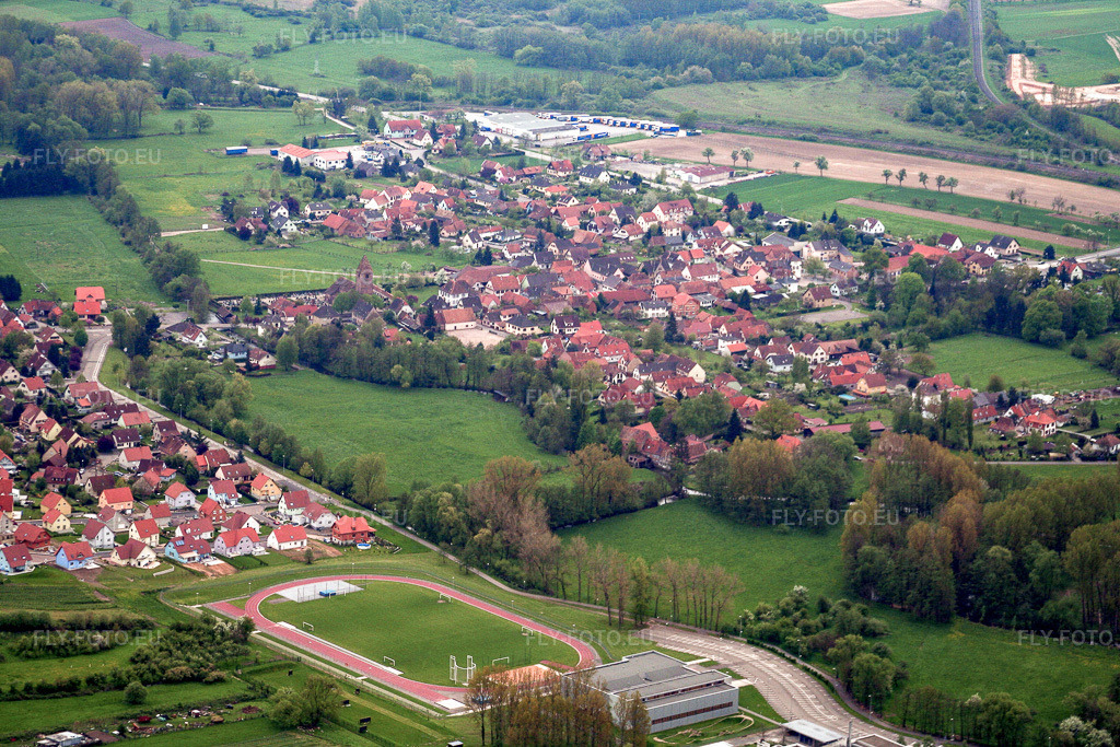 Vue aérienne: Vue de la ville depuis le nord-ouest à le quartier Altenstadt in Wissembourg dans le département Bas Rhin, France – .Photo: IMG_1705.jpg prise le 01/05/2006 par Werner Riehm/FLY-FOTO.eu – Résolution de l'original: 3456 x 2304 px
