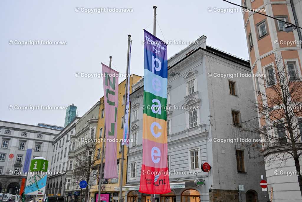 Hauptplatz Linz_ Friedensfahne Linz_ 09.12.2023-6 | 09.12.2023, Hauptplatz Linz, AUT, Friedensfahne Linz, im Bild Fahne, Flagge, Frieden, eigene Friedensfahne der Stadt Linz, Peace