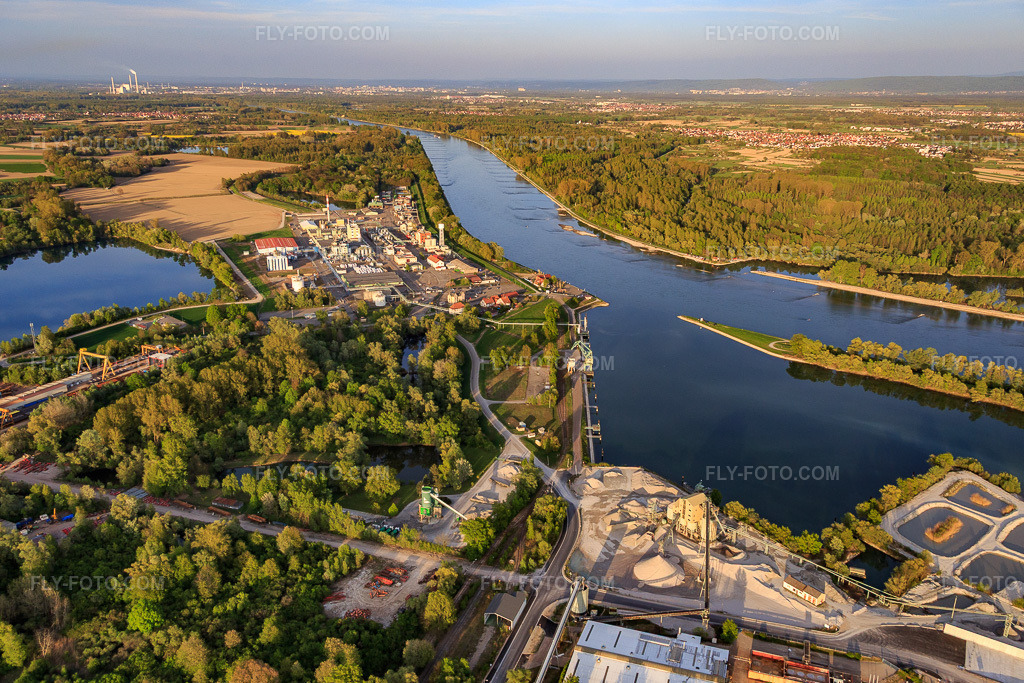 Aerial view: New construction site of the Rhine port Lauterbourg Rhine Terminal from the north in Lauterbourg in the state Bas-Rhin, France. – Photo: IMG_077994.jpg taken on 04/24/2015 by Werner Riehm/FLY-FOTO.com – Resolution of the original: 5351 x 3567 px – Paris Terminal - La solution multimodale de référence