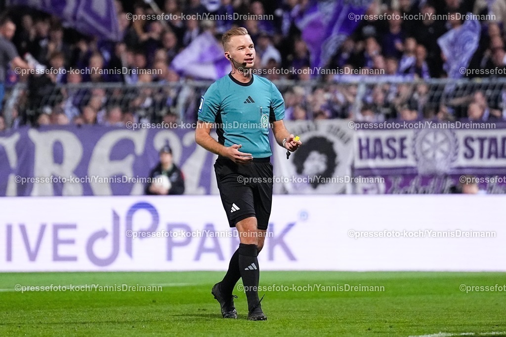 xYDR28092501050 | 28.09.2025, xydrx, Fußball, 3.Liga, Viktoria Köln - VFL Osnabrück, Saison 2025 2026, Sportpark Höhenberg: Martin Wilke (Schiedsrichter)  DFB regulations prohibit any use of photographs as image sequences and or quasi-video.