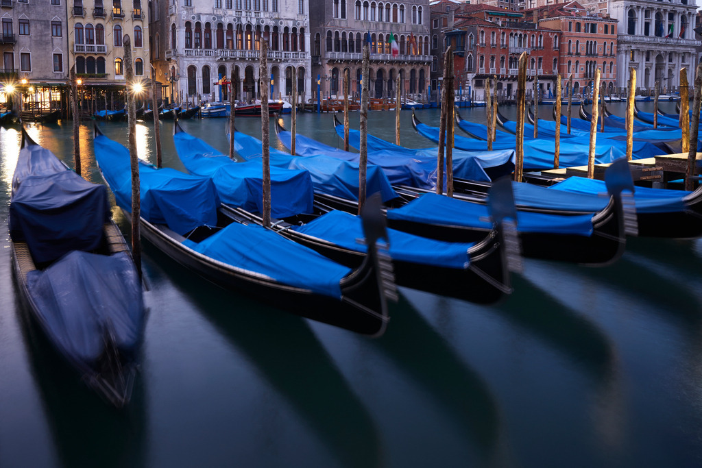 Gondeln am Ufer des Canal Grande | Venedig, Italien - December 06, 2016: Gondeln am Ufer des Canal Grande. - Realisiert mit Pictrs.com