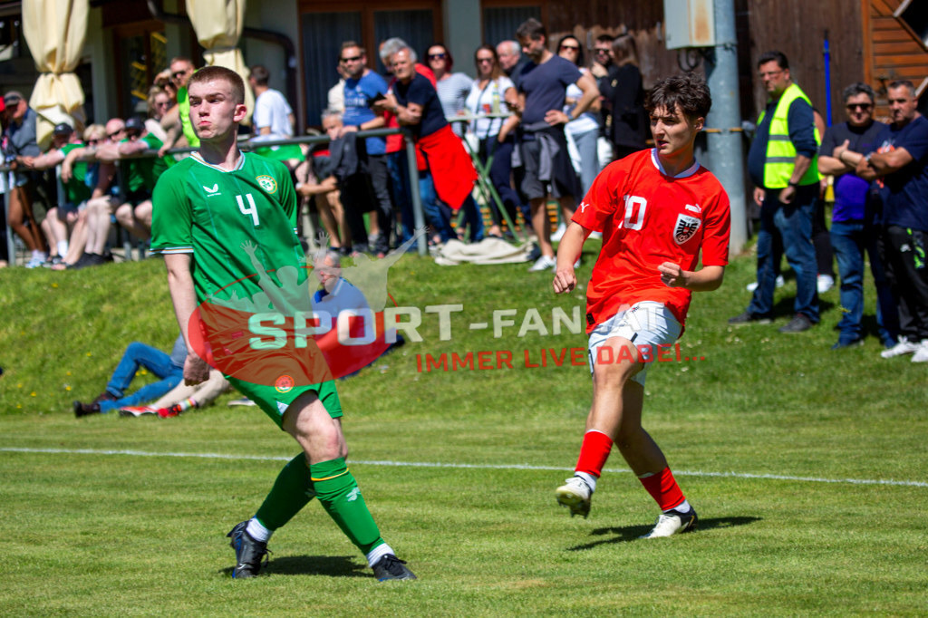 Fußball Halbfinale | Alan Sattell (U15 Irland #4) Fabio Ebner (U15 Österreich #10) Fußball Halbfinale, Irland U15 - Österreich U15 am 29.04.2024 in Arnoldstein (Sportplatz), Austria, (Photo by Ernst Krawagner sport-fan.at) - Realisiert mit Pictrs.com