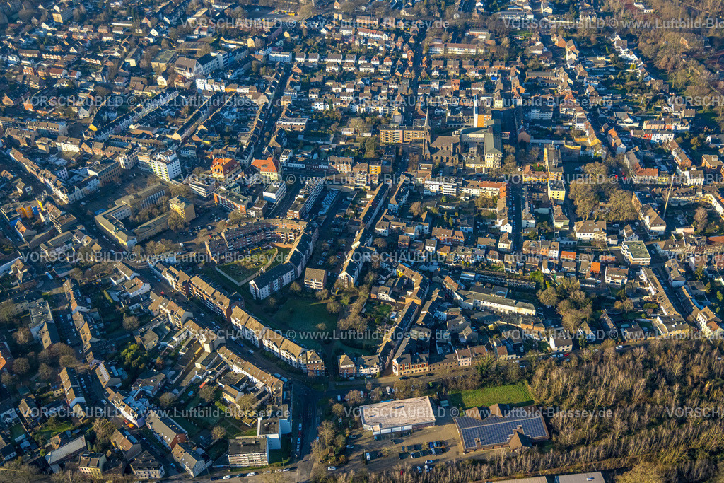 Duisburg241202274 | Luftbild, Innenstadtansicht Alt-Homberg mit kath. Kirche St. Johannes, Alt-Homberg, Duisburg, Ruhrgebiet, Nordrhein-Westfalen, Deutschland