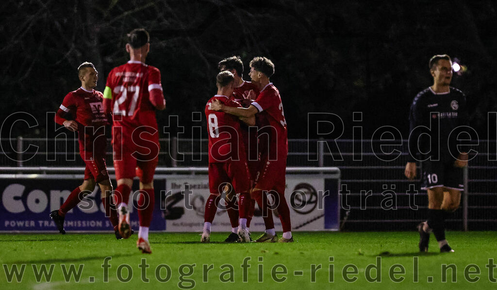 2023-10-27_060_VfB_Hallbergmoos_gegen_FC_Schwaig | Hallbergmoos, Deutschland, 27.10.2023:
Fußball, Landesliga Südost 2023 / 2024, 18. Spieltag, VfB Hallbergmoos gegen FC Schwaig, Endergebnis: 2:3

Jubel nach dem Tor zum 1:1 durch Carl Opitz (VfB Hallbergmoos, #4)

Foto: Christian Riedel / fotografie-riedel.net
