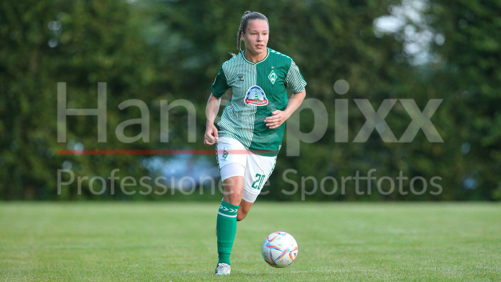 Fussball, Testspiel Frauen, FC Geestland - SV Werder Bremen | v.li.: Christin Meyer (SV Werder Bremen, 20) Freisteller, Einzelbild, Ganzkörper, Aktion, Action, Spielszene