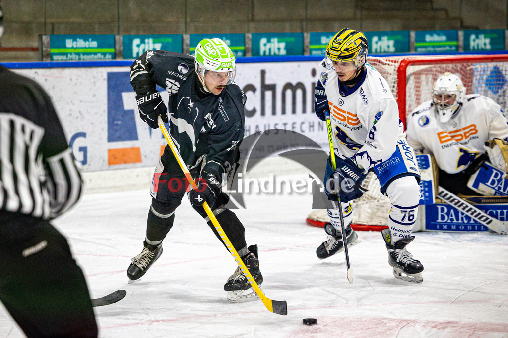 TSV Peißenberg MINERS gegen ESC Riverrats Geretsried | Eishockey Bayernliga Herren Vorrunde 2024/25, TSV Peißenberg MINERS gegen ESC Riverrats Geretsried, 20241122,Dejan VOGL (MINERS 23) am Puck,2024-11-22 in Peißenberg (Eisstadion Peißenberg)Dejan VOGL (MINERS 23), Jakub REZAC (River Rats 76)Copyright: WolfgangxLindner