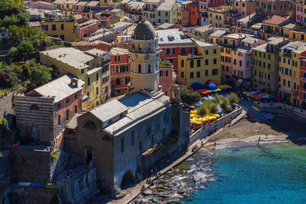 Blick auf Vernazza an der Mittelmeerküste in Italien | Blick auf Vernazza an der Mittelmeerküste in Italien.