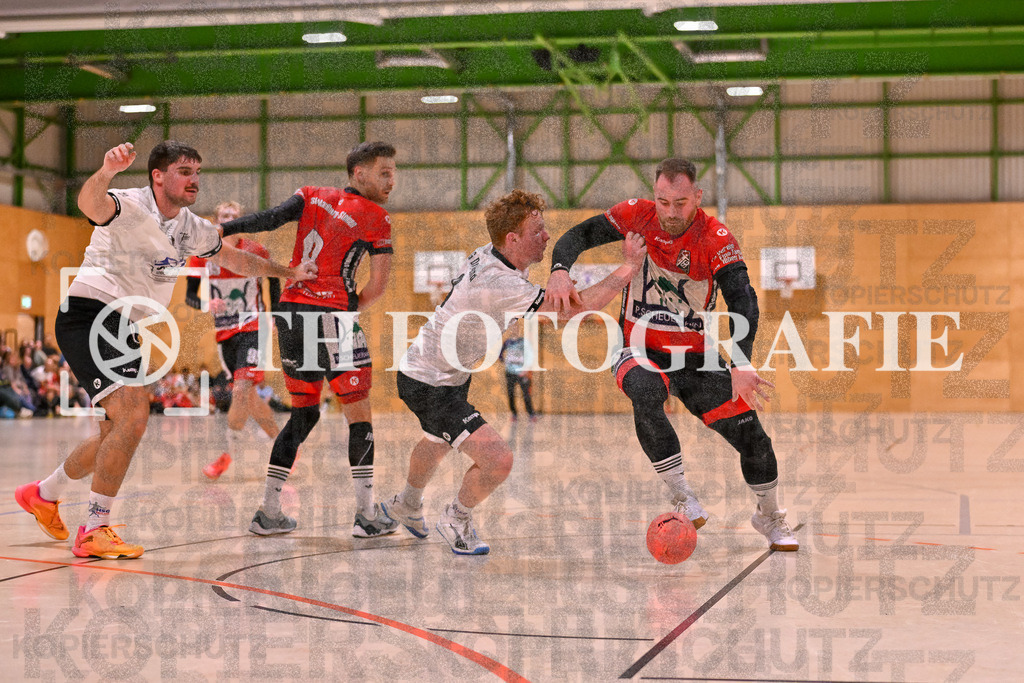 GER, SG Maulburg/Steinen - HSG Dreiland, Handball, Landesliga Suedbaden, 4. Spieltag, Saison 2024/2025, 12.10.2024 | Andre Leuchtmann (SG Maulburg/Steinen, #13) am Ball und vor Sandro Diego Di Gesualdo (HSG Dreiland, #06)GER, SG Maulburg/Steinen - HSG Dreiland, Handball, Landesliga Suedbaden, 4. Spieltag, Saison 2024/2025, 12.10.2024Foto: TH Fotografie/Thomas Hess