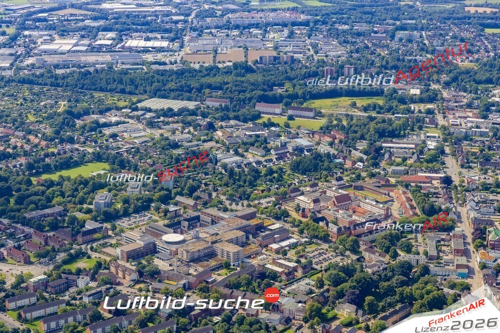 Luftbild der Stadt Neumünster - Die Luftaufnahme wurde 2025 vom UL-Flugzeug heraus erstellt ( keine Drohne ) - Hochauflösende Luftaufnahme - für professionelle Ausdrucke geeignet. Die Geschenkidee !Hier alle&nbsp;Infos zur Lizenzierung der LuftaufnahmeWir fliegen auch dieses Jahr wieder in Ihre Region um Luftbilder zu erstellen.- Luftbild anfragen