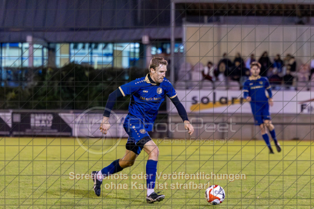 20251002_200134_0115 | #,1.FC Donzdorf (rot) vs. FV Faurndau (blau), Fußball, Bezirkspokal - Bezirk Neckar/Fils, 04. Runde, Saison 2025/2026, Rasenplatz Lautertal Stadion, Süßener Straße 16, 73072 Donzdorf, 02.10.2025 - 19:30 Uhr,Foto: PhotoPeet-Sportfotografie/Peter Harich