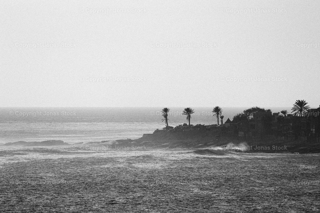 Anchor Point b/w | One of the most iconic spots of Morocco and a few of the best waves I've ever caught.  - Realisiert mit Pictrs.com