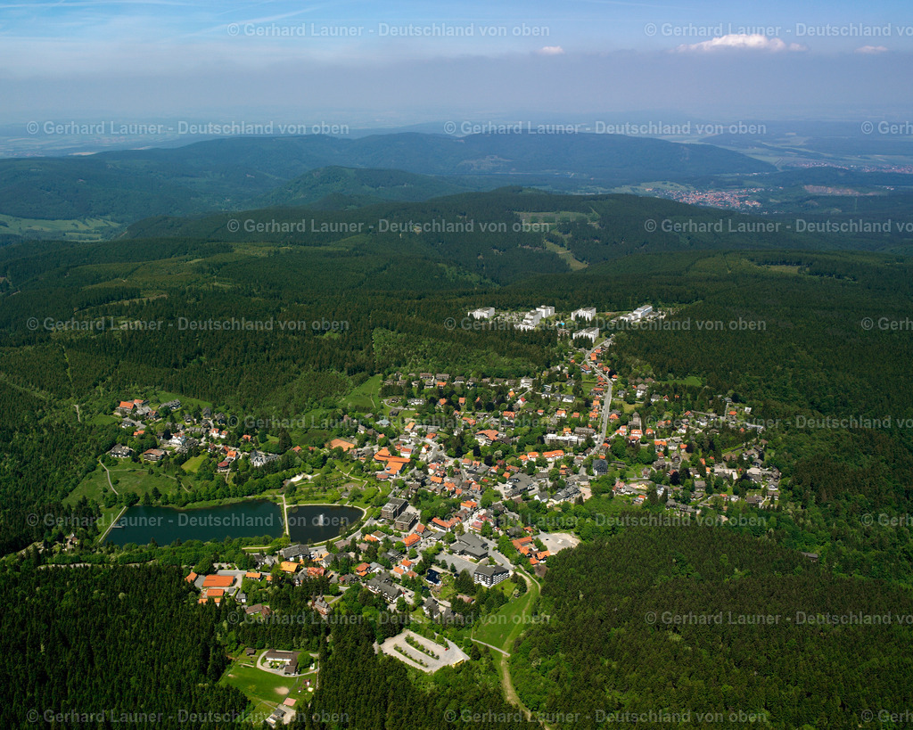 2638632 | HAHNENKLEE-BOCKSWIESE 09.06.2006 Wald- Gebiete und Forstflächen umsäumen das Siedlungsgebiet des Dorfes in Hahnenklee-Bockswiese im Bundesland Niedersachsen, Deutschland // Village - view on the edge of forested areas in Hahnenklee-Bockswiese in the state Lower Saxony, Germany Foto: Gerhard Launer
