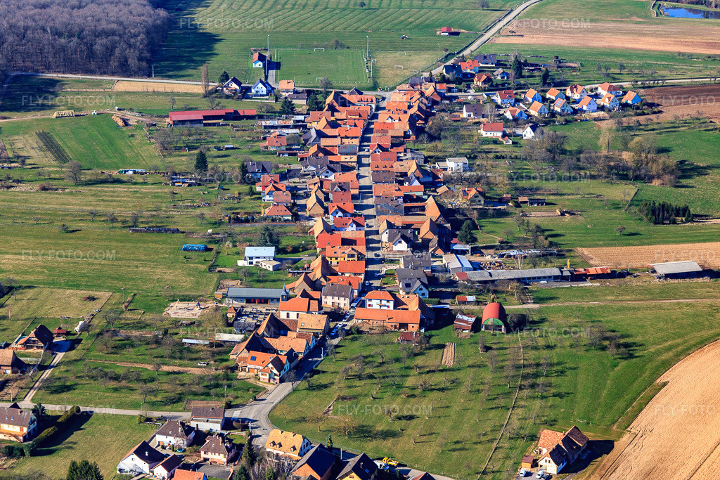 Aerial view: View of the town from the south in Laubach in the state Bas-Rhin, France. – Photo: IMG_097470.jpg taken on 03/16/2017 by Werner Riehm/FLY-FOTO.com – Resolution of the original: 5472 x 3648 px