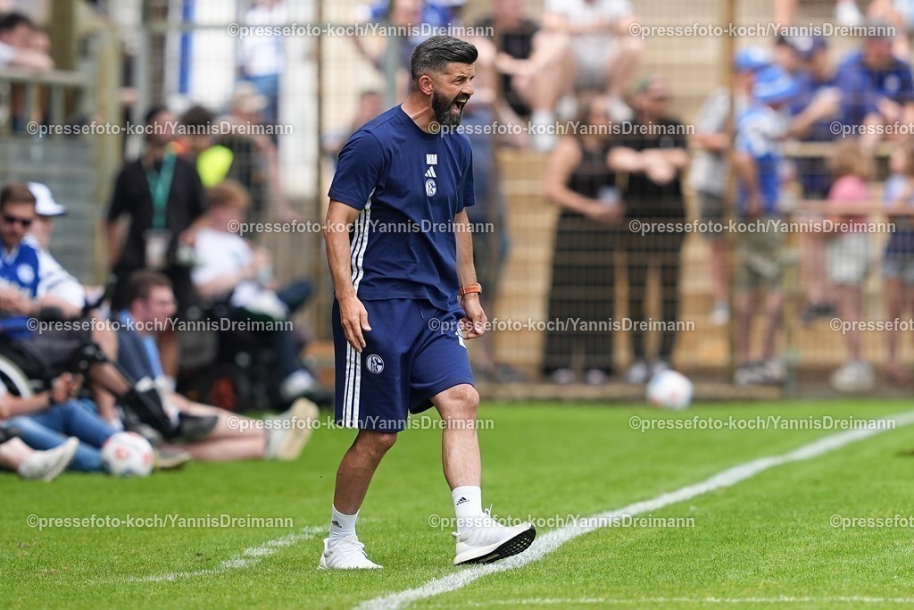 xYDR20072501018 | 20.07.2025, xydrx, Fußball, Rot Weiss Ahlen - FC Schalke 04, Testspiel, Wersestadion: Miron Muslic (Cheftrainer FC Schalke 04) brüllend