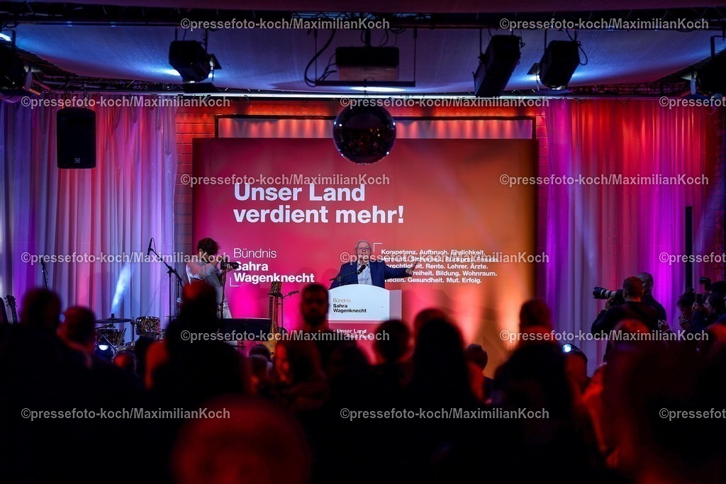 Wup06022501004 | 06.02.2025, Wahlkampfveranstaltung Bündnis Sahra Wagenknecht - Der Politiker Oskar Lafontaine bei seiner Rede in der Alten Papierfabrik in Wuppertal. 