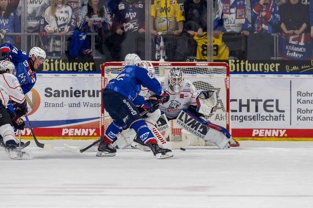 DEL, Deutsche Eishockey Liga Saison 2025/26, 40. Spieltag: Adler Mannheim gegen Nürnberg Ice Tigers | DEL, Deutsche Eishockey Liga Saison 2025/26, 40. Spieltag: Adler Mannheim gegen Nürnberg Ice Tigers***Gute Chance für die Adler - Realisiert mit Pictrs.com