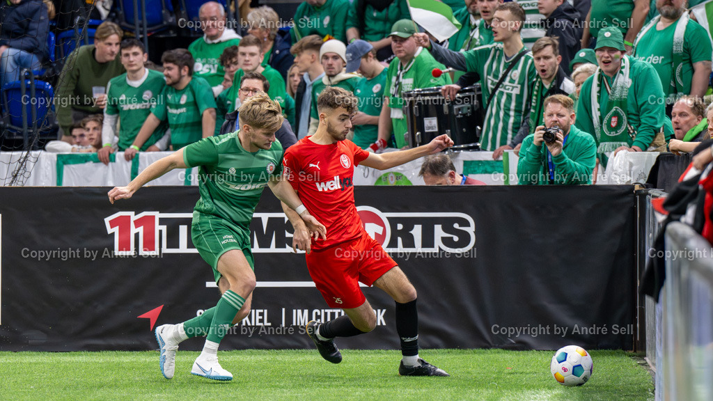 SHFV Lotto Masters 2024 | 20240113_8223, 13.01.2024, SHFV Lotto Masters 2024, Gruppe B, FC Kilia Kiel (rot) vs. PSV Neumünster (grün), Nils Drauschke (PSV #8) / Drilon Trepca (Kilia #25) - Realisiert mit Pictrs.com
