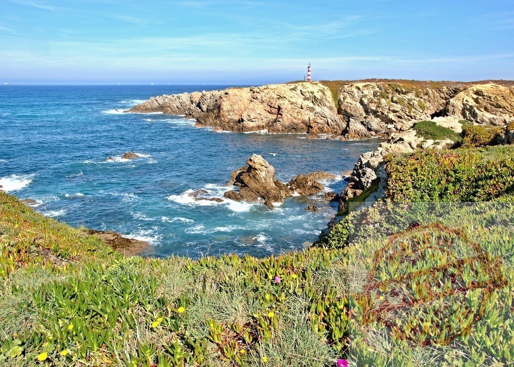 Lighthouse marking rugged coast along Portugal's western Atlantic ocean | Lighthouse on a rocky rugged coastline with waves crashing against cliffs on a sunny day - Realisiert mit Pictrs.com