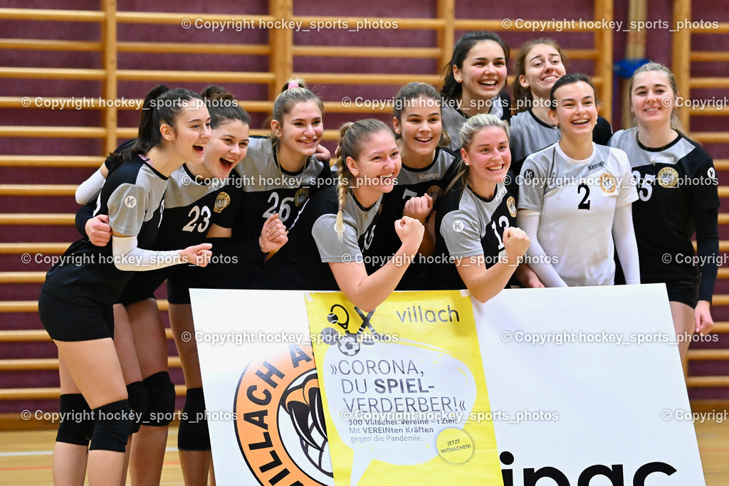 Askö Volley Eagles vs. Mühlviertel Volleys 17.12.2022 | Mannschaftsfoto ASKÖ Eagles Villach, #28 HATEMIC Gloria
Maxima, #23 VEIGL Valentina, #26 KUVEK Iva, #10 KRALL Johanna, #7 FANIC Nada, #13 BEBEKAJLO Vanessa, #2 KIRCHER Elisabeth, #25 SCHULER Chiara, #4 PICHLER Verena, #11 PRANJIC Ana, Jubel Askö Eagles Villach