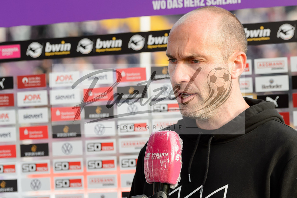 OSNVKO2021090620210906_235 | Fussball, Herren: Trainer Daniel Scherning (VfL Osnabrueck) im Interview beim Spiel der 3. Liga zwischen VfL Osnabrueck und FC Viktoria Koeln im Stadion an der Bremer Bruecke am 06.09.2021 in Osnabrueck, Deutschland.DFB / DFL REGULATIONS PROHIBIT ANY USE OF PHOTOGRAPHS AS IMAGE SEQUENCES AND/OR QUASI-VIDEO. - Realisiert mit Pictrs.com