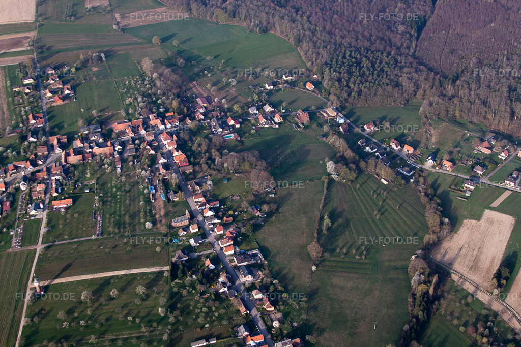 Luftbild: Ortsansicht in Langensoultzbach im Bundesland Bas-Rhin in Frankreich. – Foto: IMG_63696.jpg vom 30.03.2014 durch Werner Riehm/FLY-FOTO.de – Auflösung des Originals: 4752 x 3168 px