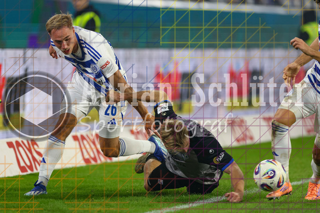 MSV Duisburg vs SV Waldhof Mannheim - 3. Liga | Duisburg, Deutschland, 07.11.25:   w19 und Florian Krüger (MSV Duisburg) im Kampf um den Ball waehrend des Spiels der 3. Liga MSV Duisburg vs SV Waldhof Mannheim in der schauinsland-reisen-arena(Foto von Brauer-Fotoagentur / Adrian Schlueter)