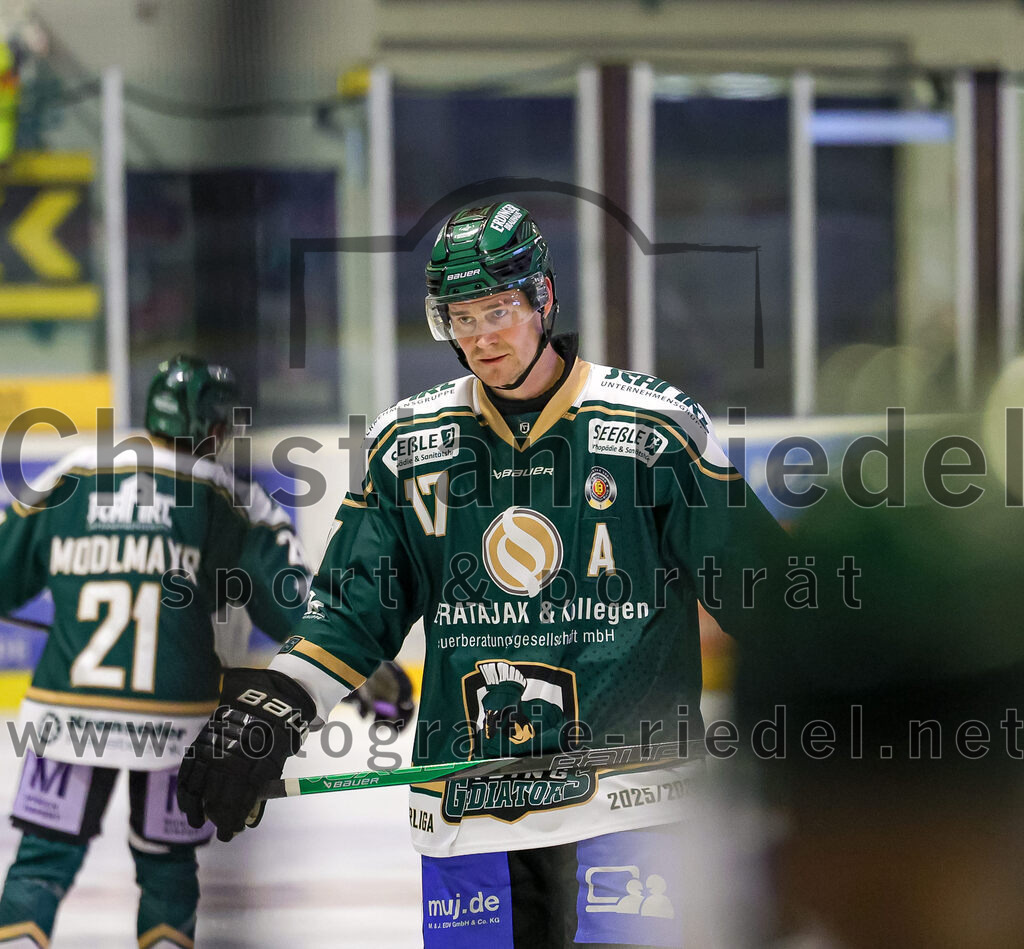 2026-01-09_092_TSV_Erding_gegen_Stuttgart_Rebels | Erding, Deutschland, 09.01.2026:Eishockey, Oberliga Süd 2025 / 2026, 35. Spieltag, TSV Erding gegen Stuttgart Rebels, Endergebnis: Elia Ostwald (Erding Gladiators, #17)Foto: Christian Riedel / fotografie-riedel.net