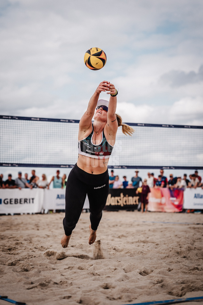 Beachvolleyball | Frauen | Deutsche Meisterschaften 2025 Timmendorfer Strand | 04.09.2025 | Sandra Ferger springt zum Ball