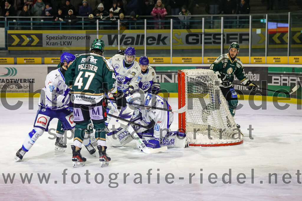 2026-01-23_039_TSV_Erding_gegen_SC_Riessersee | Erding, Deutschland, 23.01.2026:Eishockey, Oberliga Süd 2025 / 2026, 40. Spieltag, TSV Erding gegen SC Riessersee, Endergebnis: 6:5 n.V.Tim Hettich (SC Riessersee, #17), Marco Pfleger (Erding Gladiators, #47), Torwart Andreas Mechel (SC Riessersee, #50)Foto: Christian Riedel / fotografie-riedel.net