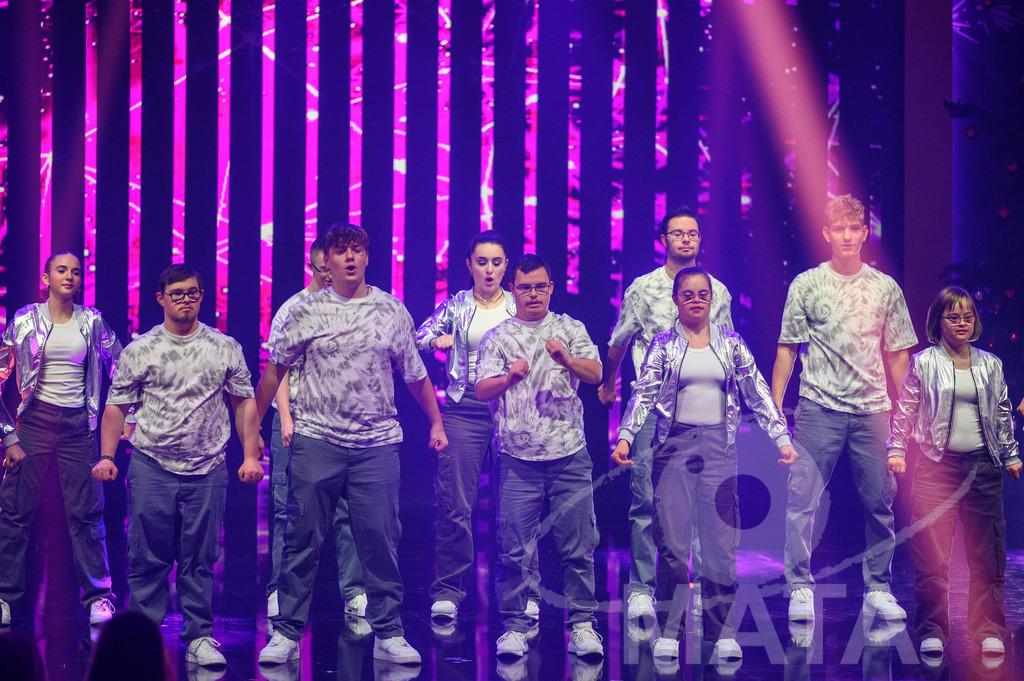 _DWI6086 | Projekt Act "Einsmehr" Tanz bei '30 Jahre Sternstunden-Gala 2023' in der Frankenhalle. Nürnberg, 15.12.2023 - Realisiert mit Pictrs.com