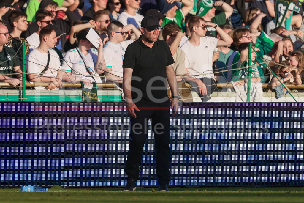 Fussball, Google Pixel Frauen-Bundesliga, SV Werder Bremen - VfL Wolfsburg | v.li.: Thomas Horsch (Trainer, Cheftrainer, SV Werder Bremen), DIE DFB-RICHTLINIEN UNTERSAGEN JEGLICHE NUTZUNG VON FOTOS ALS SEQUENZBILDER UND/ODER VIDEOÄHNLICHE FOTOSTRECKEN. DFB REGULATIONS PROHIBIT ANY USE OF PHOTOGRAPHS AS IMAGE SEQUENCES AND/OR QUASI-VIDEO.