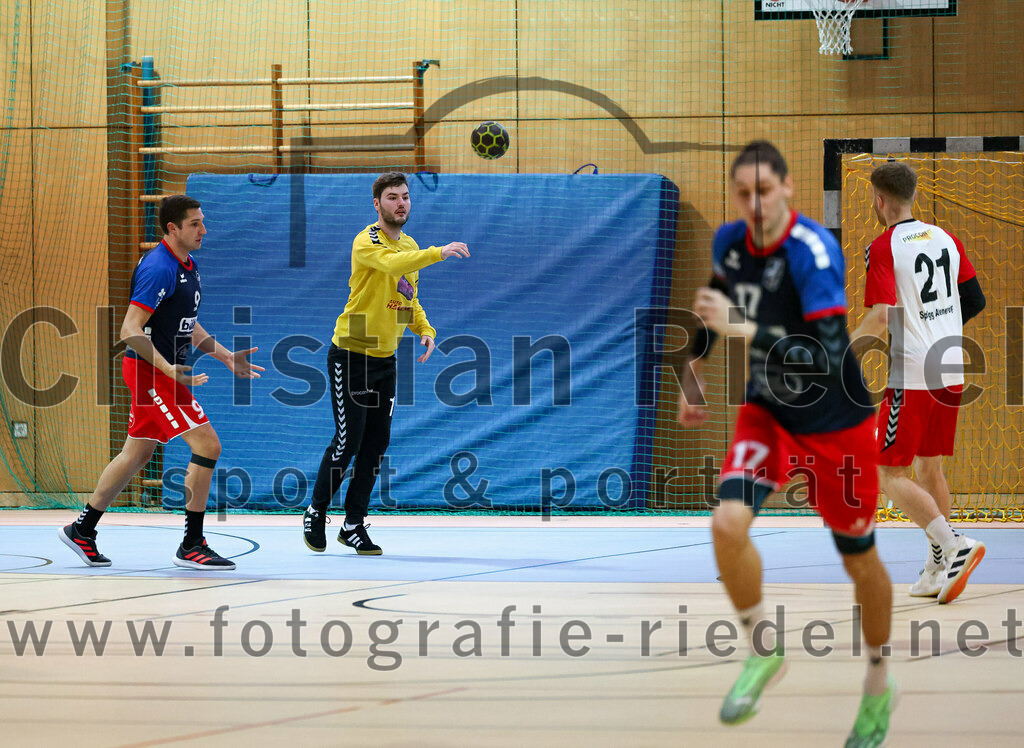 2022-09-24_008_SpVgg_Altenerding_gegen_HSG_Freising-Neufahrn | Erding, Deutschland, 24.09.2022:
Handball, Bezirksoberliga Männer 2022 / 2023, 2. Spieltag, SpVgg Altenerding gegen HSG Freising-Neufahrn, Endergebnis: 18:26

Alexander Heldner (HSG Freising-Neufahrn, #9), Otto Donaubauer (SpVgg Altenerding, #12), Severin Lößl (SpVgg Altenerding, #21)

Foto: Christian Riedel / fotografie-riedel.net