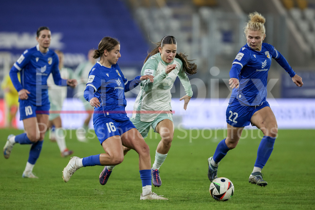 Fussball, Google Pixel Frauen-Bundesliga, FC Carl Zeiss Jena - SV Werder Bremen | v.li.: Lisa Gora (FC Carl Zeiss Jena, 16), Tuana Mahmoud (SV Werder Bremen, 10) und Fiona Gaißer (FC Carl Zeiss Jena, 22) im Zweikampf, Duell, Dynamik, Aktion, Action, Spielszene, DIE DFB-RICHTLINIEN UNTERSAGEN JEGLICHE NUTZUNG VON FOTOS ALS SEQUENZBILDER UND/ODER VIDEOÄHNLICHE FOTOSTRECKEN. DFB REGULATIONS PROHIBIT ANY USE OF PHOTOGRAPHS AS IMAGE SEQUENCES AND/OR QUASI-VIDEO.