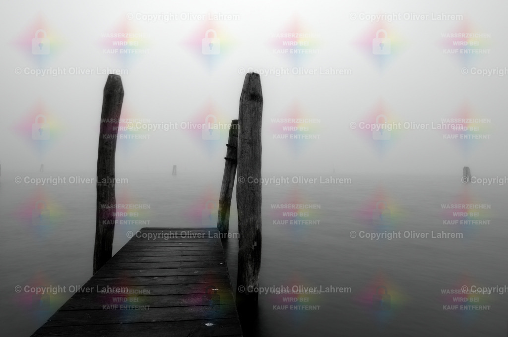 _D854960 | Ein alter Bootssteg am Wasser im Morgenlicht in einer Nebellandschaft. 