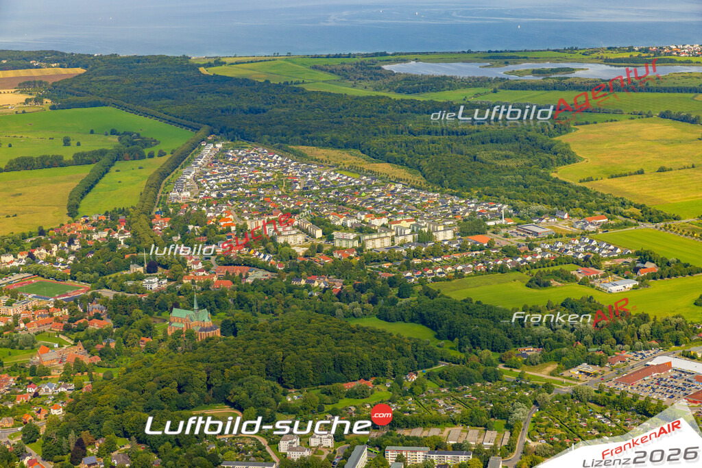 Neue Luftbildaufnahme der Stadt Bad Doberan - Das Luftbild wurde 2025 vom UL-Flugzeug heraus erstellt ( keine Drohnenaufnahme ) - Hochauflösende Luftaufnahme - für Wandbilder und großformatige Ausdrucke geeignet. Das besondere Geschenk!Hier alle&nbsp;Infos zur Lizenzierung der LuftaufnahmeWir fliegen auch dieses Jahr wieder in Ihre Region um Luftbilder zu erstellen.- Luftbild anfragen