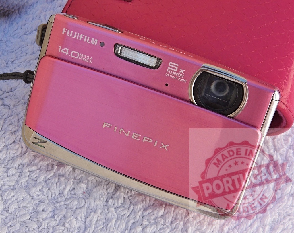 Pink FUJIFILM FinePix digital camera on white towel | Pink FUJIFILM FinePix compact camera displaying 14.0 megapixels and 5x optical zoom - Realisiert mit Pictrs.com