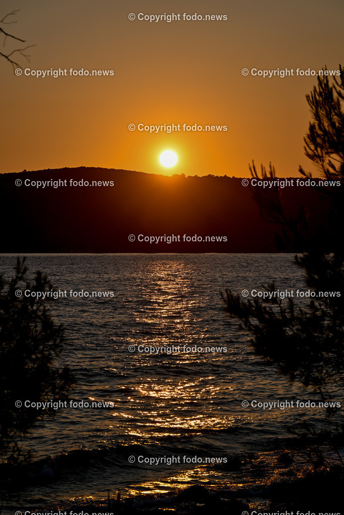 Kroatien_ Brac_ Insel in Dalmatien_ Milna_ 14.07.2025-35 | 14.07.2025, Kroatien, HRV, Brac, Insel in Dalmatien, Milna im Bild Themenbild, Sonnenuntergang, Sonne, Licht, Strand, Kueste, Steine, Meer, Adria, Stimmung, Feature, Symbolbild