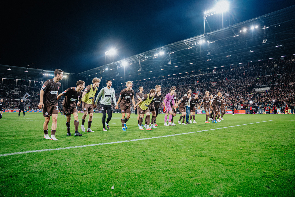 FCSP_YD-2480 | Der offizielle Shop für FC St. Pauli Fotos. Wähle aus Spielszenen & Fanmomenten dein FCSP Wunschformat. Wir liefern Millerntor-Atmosphäre.