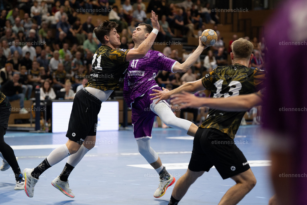 HC Elbflorenz 2006 - TV 05/07 Hüttenberg, 2. Handball-Bundesliga, 6. Spieltag | Im Bild: Danil Dyatlov (47, Hüttenberg) beim Angriff04.10.2026, HC Elbflorenz 2006 - TV 05/07 Hüttenberg, 2. Handball-Bundesliga, 6. Spieltag, Deutschland, Dresden, BallsportArena Dresden