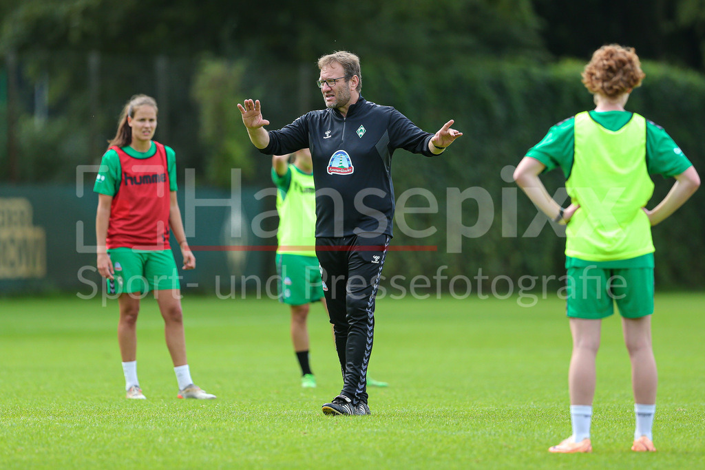 Fussball, Google Pixel Frauen-Bundesliga, Training SV Werder Bremen | v.li.: Thomas Horsch (Trainer, Cheftrainer, SV Werder Bremen) gibt Anweisungen, gestikuliert, mit den Armen gestikulieren