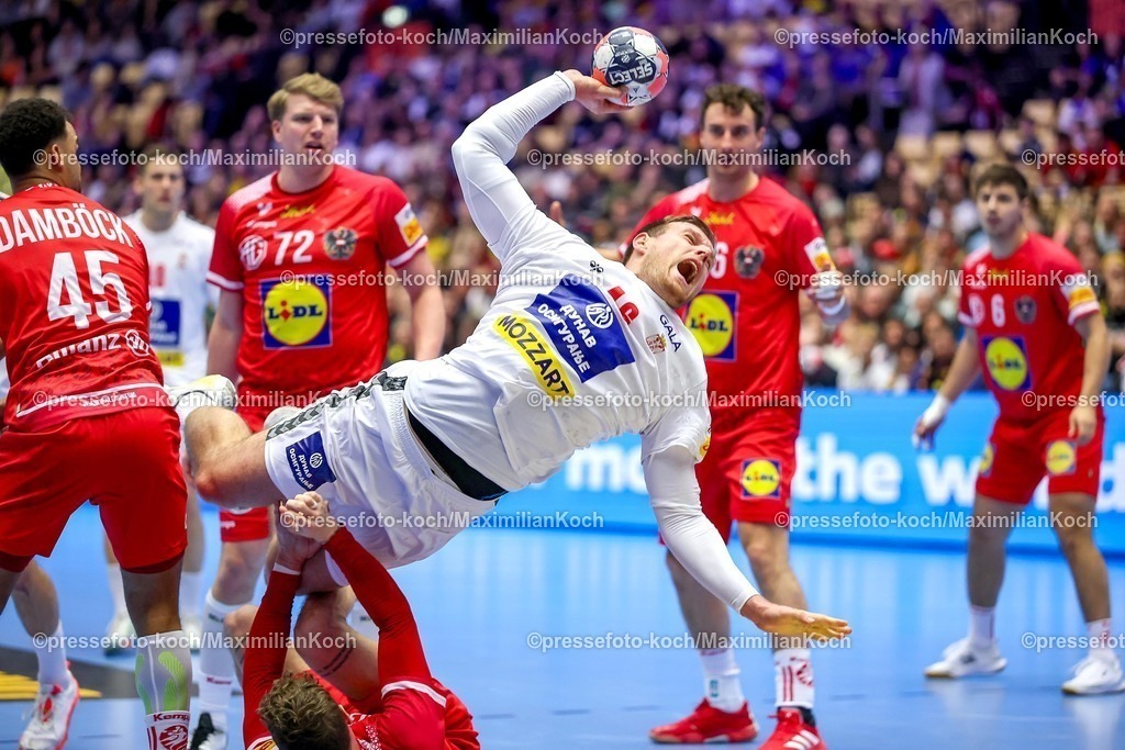 EHF19012601026 | 19.01.2026, Handball, Men's EHF EURO 2026, Österreich - Serbien, Jyske Bank Boxen in Herning, Dänemark, Preliminary Round:  Dragan Pechmalbec (Serbien #46) im Zweikampf gegen   Eric Damböck (Austria #45)  Lukas Hutecek (Austria #72)  Lukas Herburger (Austria #26) 