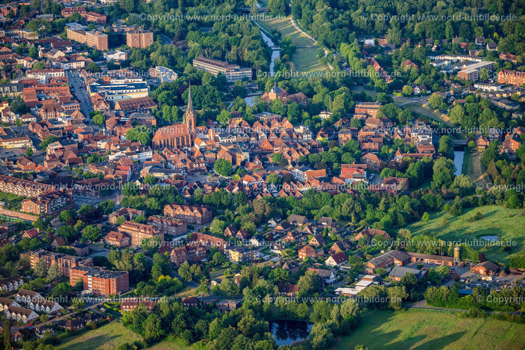Winsen_Luhe_Altstadt_St_Marien_Kirche_ELS_9761050623 | WINSEN (LUHE) 05.06.2023 Kirchengebäude " St.Marien Kirche " im Altstadt- Zentrum der Innenstadt in Winsen (Luhe) im Bundesland Niedersachsen, Deutschland. // Church building in " St.Marien Kirche " Old Town- center of downtown in Winsen (Luhe) in the state Lower Saxony, Germany. Foto: Martin Elsen